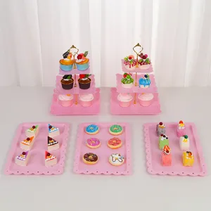 Detailansicht rosa 3-stöckiger Kuchenständer und Desserttabletts für Partydekoration.