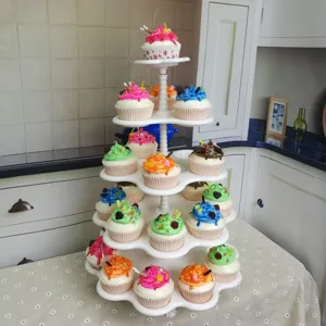 Λεπτομερής όψη της λευκής βάσης για cupcake 5 επιπέδων με διάφορα χρωματιστά γλυκά.