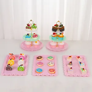 Detailansicht des europäischen 3-stöckigen Cupcake-Ständers und Kuchentabletts mit Kunstkuchen.