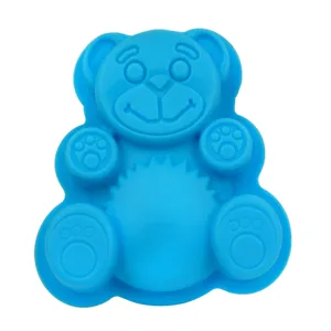 Vista detallada de un molde de silicona azul con forma de oso para repostería DIY