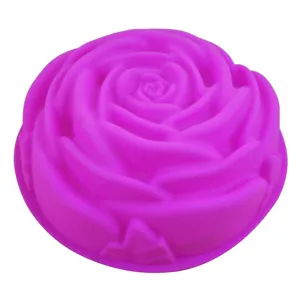 Vista dettagliata dello stampo in silicone a forma di rosa viola per dolci e DIY