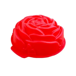 Vista dettagliata della grande tortiera in silicone rosa rosso per cottura DIY resistente.