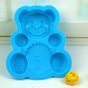 Molde de silicona azul con forma de oso y detalles faciales para repostería