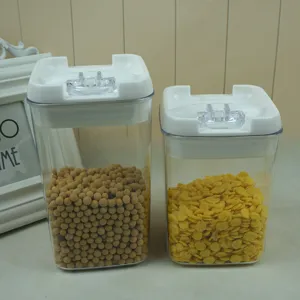 Detalle de recipientes herméticos de plástico para cereales con tapas de bloqueo