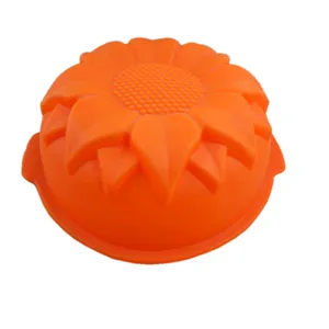 Dettaglio dello stampo in silicone arancione a forma di girasole per torte e dolci fai da te