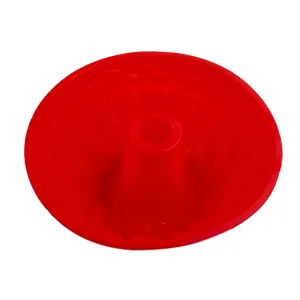 Detaillierte Draufsicht auf eine rote, flexible Silikon-Kuchenbackform in Kürbisform