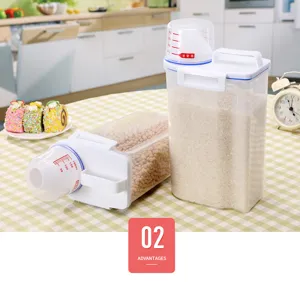 Vista detallada del recipiente de almacenamiento de arroz de plástico transparente con tapa.
