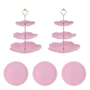 Detaillierte Detailaufnahme von rosa dreistufigen Kunststoff-Kuchentellern und Zubehör.