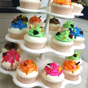Soportes para cupcakes blancos de plástico de 5 niveles para fiestas, bodas y mesas de postres.