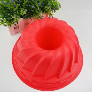 Draufsicht auf rote Silikon-Kürbiskuchenform mit spiralförmigem Rillendesign