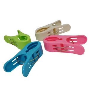 Buntes Waescheklammern Set aus Kunststoff, stabile Clips zum Trocknen von Socken.