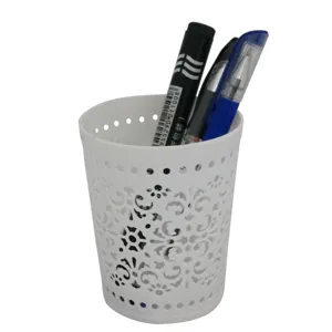 Vista dettagliata del portapenne in plastica bianca con motivo traforato per la scrivania.
