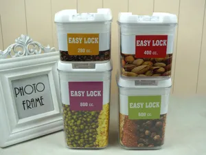 Set di contenitori per alimenti in plastica trasparente con coperchio ermetico per cucina.