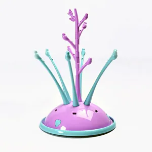 Detalle del escurridor de biberones que muestra un tierno diseño de ramas y base.