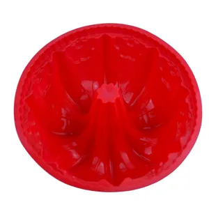 Vista detallada del intrincado patrón de lirio del molde para pasteles de silicona roja