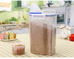 Detalle del recipiente de almacenamiento de grano de cocina con marcas de escala.