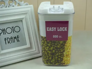 Vista dettagliata di un contenitore trasparente da 800ml dotato di un coperchio di chiusura.