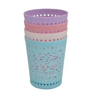 Set di quattro portapenne in plastica cava colorata e piccoli contenitori da scrivania.