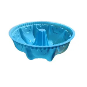 Primer plano del molde de silicona azul para pasteles con forma de corona y textura estriada