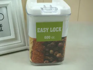Dettaglio di contenitore di stoccaggio in plastica trasparente con coperchio bianco e 600ml.