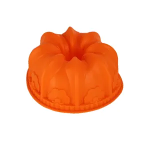Detalle de un molde de silicona naranja con forma de corona para hornear pasteles de DIY