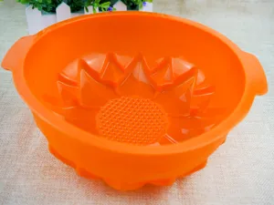 Detailansicht der Innenseite der orangefarbenen Silikon-Kuchenform mit Blumenmuster