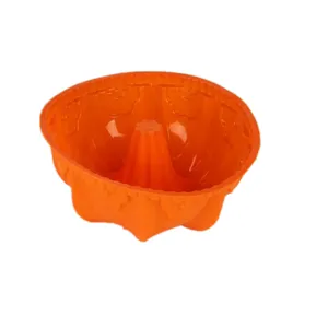 Vista detallada del molde para pasteles de silicona naranja con forma de calabaza