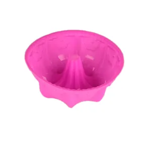 Primer plano de un molde de silicona rosa con forma de calabaza para hornear y decorar