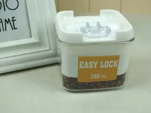 Barattolo di conservazione trasparente in plastica con coperchio ermetico per cucina.