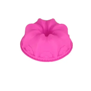 Primer plano detallado de un molde de silicona rosa con forma de lirio para DIY