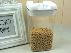 Vista dettagliata di un contenitore di stoccaggio in plastica trasparente con soia gialla.