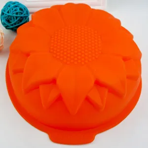 Detailansicht einer orangefarbenen Silikon-Backform in Sonnenblumenform mit Symbolen