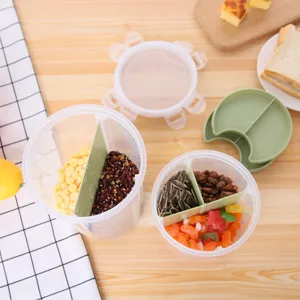 Contenitore per alimenti trasparente a scomparti multipli per cereali, frutta secca e snack.