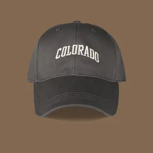 Detailansicht einer kohlegrauen Baseballkappe mit weißer COLORADO-Stickerei auf der Vorderseite.