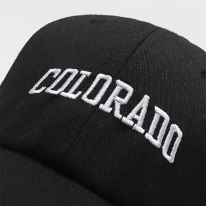 Detaillierte Nahaufnahme der weißen COLORADO-Stickerei auf schwarzer Baseballkappe