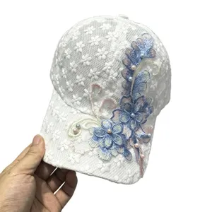 Gorra de béisbol de encaje blanco con bordados florales y perlas para protección solar