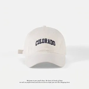 Beigefarbene Baseballkappe aus Baumwolle mit dunkelblauer Colorado-Stickerei für Damen