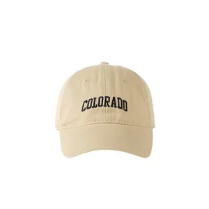 Klassische beige verwaschene Baumwoll-Basecap mit schwarzer COLORADO Stickerei vorn.