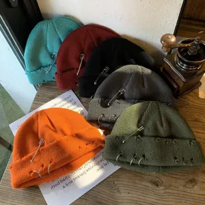 Versleten Gebreide Muts Dames Hip Hop Streetwear Acryl Skull Cap Met Metalen Ringen En Veiligheidsspeld Effen Kleur Winter