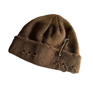 Bruine distressed gebreide muts met veiligheidsspeld en ringen voor streetwearstijl