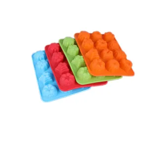 Dettaglio dello stampo in silicone a 12 cavità con motivi floreali per pasticceria