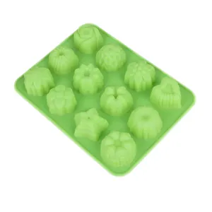 Vista dettagliata dello stampo in silicone verde a 12 cavità con varie forme di fiori e cuori