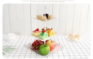 Eleganter weißer 3-stufiger quadratischer Dessertständer mit bunten Kuchen und frischem Obst