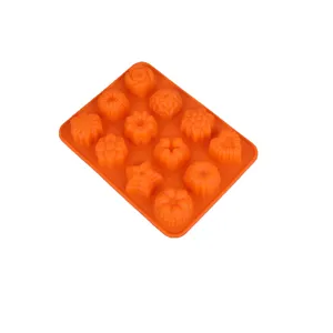Vista dettagliata dello stampo in silicone arancione a 12 fori con motivi floreali.