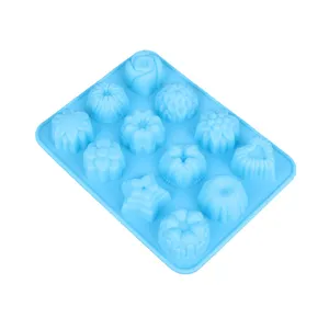 Vista dettagliata di uno stampo in silicone blu a 12 fori con motivi floreali