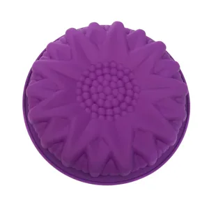 Vista macro de un molde de silicona para pasteles con forma de girasol morado.