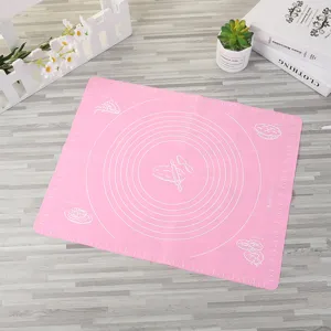 Grande tappetino da forno in silicone rosa con misurazioni e cerchi per stendere l'impasto.