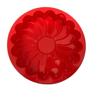 Vista superior detallada de un molde de silicona rojo con forma de girasol para repostería