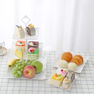 Support à gâteau blanc à 3 étages et plateaux carrés pour desserts du thé de l'après-midi.