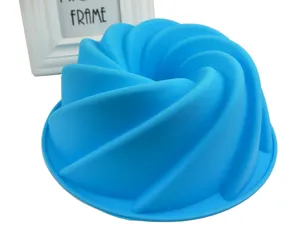Detail einer großen blauen spiralförmigen Silikonkuchenform für DIY-Backprojekte.